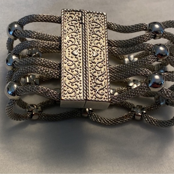 Silver tone magnetic clasp bracelet - Picture 4 of 4